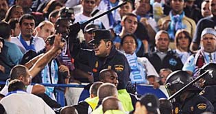 Colombia :Football pitch becomes battlefield during a match